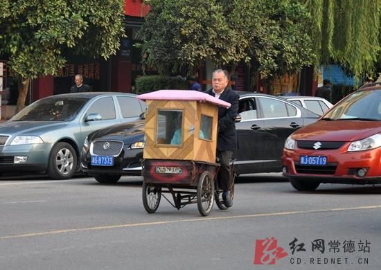 老人改裝“神車(chē)”接送孫女上學(xué)(圖)