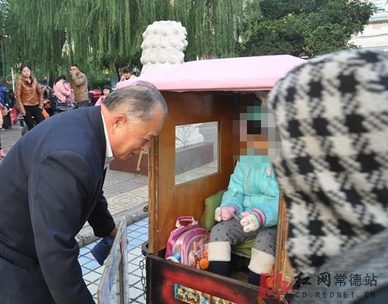 老人改裝“神車(chē)”接送孫女上學(xué)(圖)