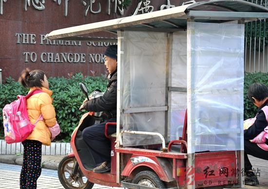 老人改裝“神車(chē)”接送孫女上學(xué)(圖)