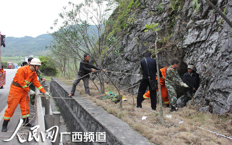 廣西男子墜深洞9天吃垃圾求生