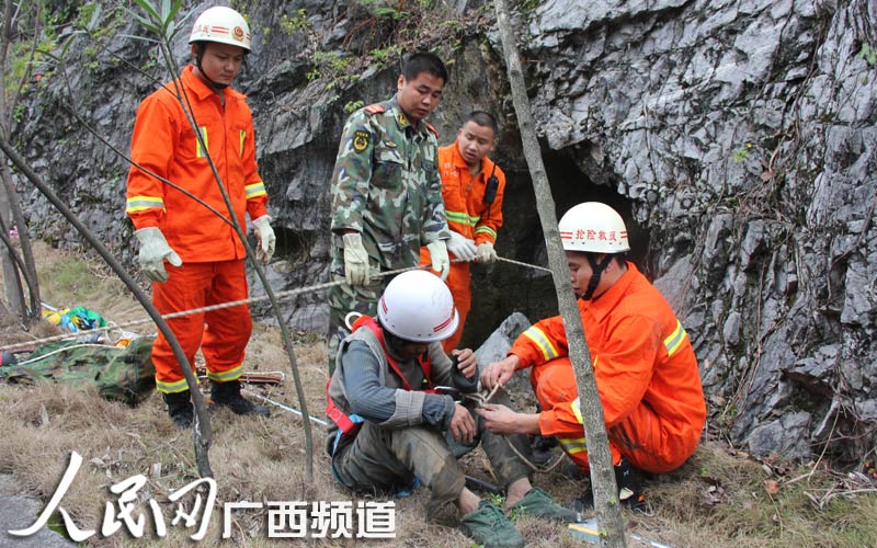 廣西男子墜深洞9天吃垃圾求生