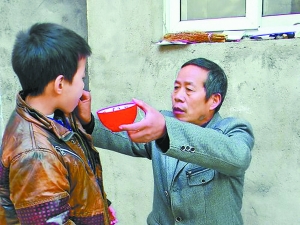 老師棍打8歲學(xué)生 學(xué)生頭起包發(fā)高燒腿麻木