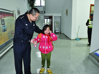 女孩被忘學(xué)校沒人接 走到路上拉住交警哭