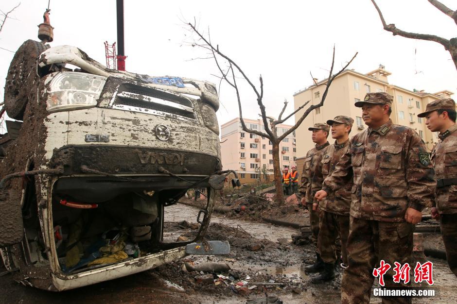 解放軍赴中石化黃濰輸油管線燃爆事故現(xiàn)場(chǎng)救援