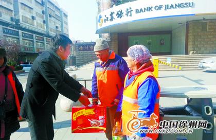 保潔員寒風(fēng)看車4小時(shí) 市環(huán)衛(wèi)處擬設(shè)環(huán)衛(wèi)好人獎(jiǎng)