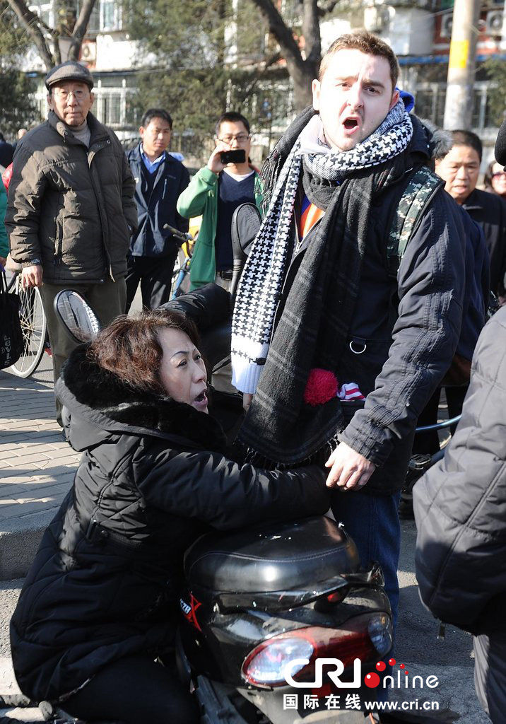 北京：外國小伙街頭扶摔倒中年女子遭訛詐