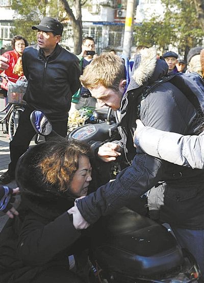 北京老外撞人事件圖片拍攝者發(fā)公開(kāi)信道歉