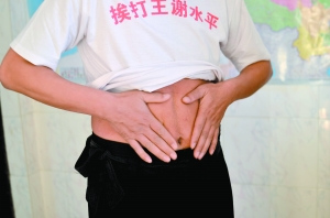 男子挨打?yàn)樯率杖虢f 用生命賺錢遭妻女拋棄(圖)