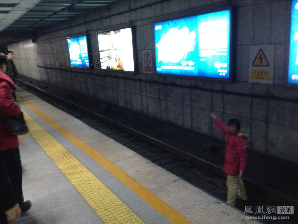 北京一女子地鐵臥軌被強(qiáng)行抱出
