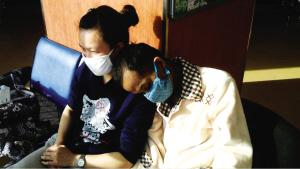 女子網(wǎng)上邂逅病重男孩賣(mài)房救人 丈夫支持（圖）
