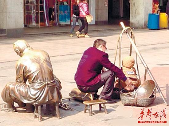 奇葩男子步行街拿雕像當便盆 讓兒子當街大便(圖)