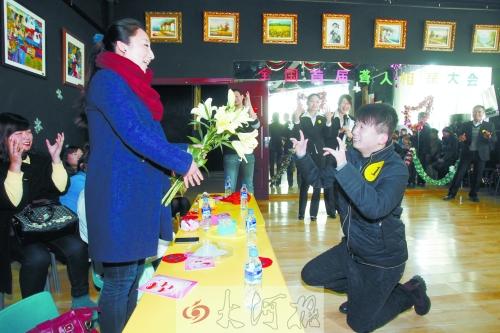 鄭州舉行聾人相親大會(huì) 50名聾人結(jié)無(wú)聲緣分(圖)