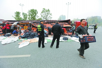 翻車(chē)現(xiàn)場(chǎng)市民幫忙撿拾臍橙 貨車(chē)司機(jī)感嘆：擔(dān)心哄搶真是多慮了