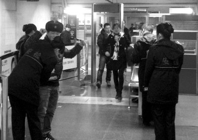 北京地鐵將設(shè)安檢門 乘客和物品都要檢查(圖)