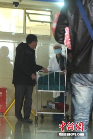 重慶被摔男嬰術(shù)后仍昏迷 打人女孩家屬?gòu)奈纯赐?/></p>

<p>原原的家屬一直守候在重癥監(jiān)護(hù)室外，等待孩子推出監(jiān)護(hù)室。每當(dāng)聽(tīng)到監(jiān)護(hù)室內(nèi)有孩童的啼哭聲，原原母親曾燕便會(huì)將耳朵貼在門上仔細(xì)辨認(rèn)是不是原原的聲音。為了不錯(cuò)過(guò)手術(shù)前和孩子見(jiàn)面，家屬一直守候在病房外。圖為醫(yī)生將原原推進(jìn)手術(shù)室。</p>
</p>
</div>
</div>

<div   class=