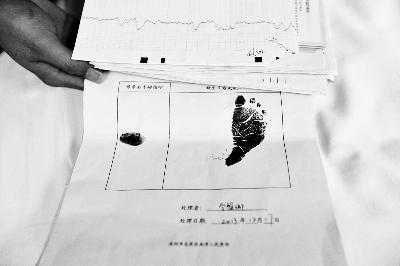 男嬰僅活74分鐘：出生時(shí)健康注射疫苗后死亡(圖)