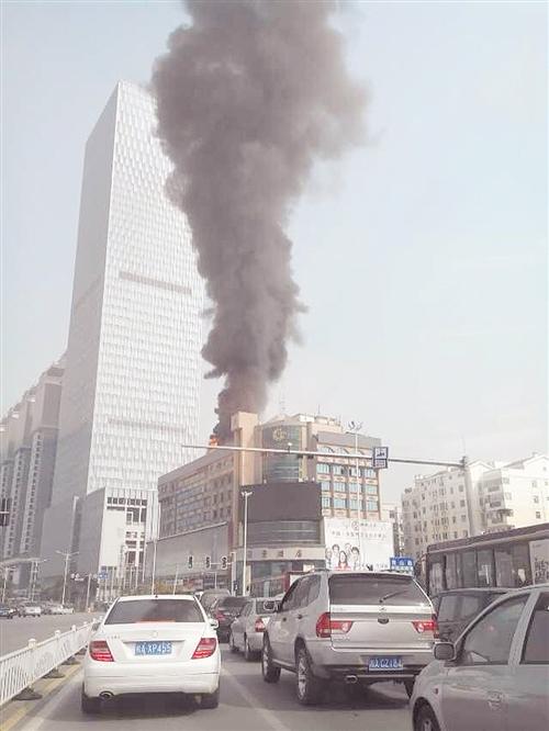 酒店頂樓突發(fā)火災(zāi) 消防出動(dòng)78米云梯消防車