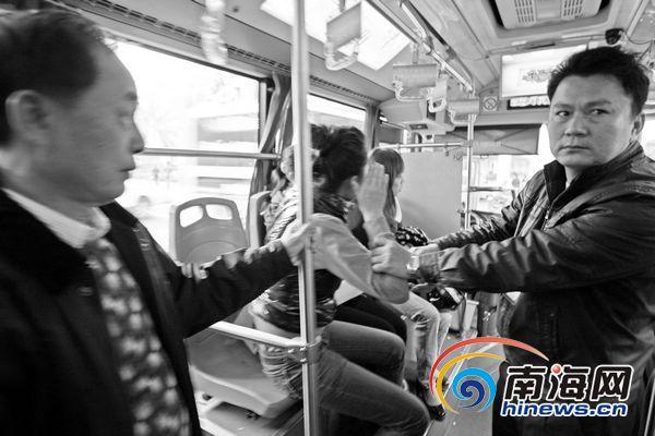公交司機(jī)停車抓車上小偷 乘客無人幫忙抱怨耽誤時(shí)間