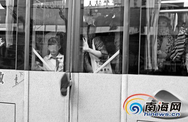 公交司機(jī)停車抓車上小偷 乘客無人幫忙抱怨耽誤時(shí)間