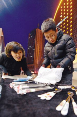 腦癱女子僅三指會(huì)動(dòng) 與小9歲帥小伙喜結(jié)連理