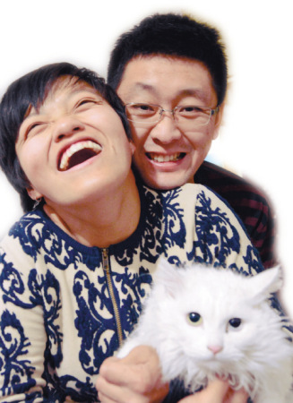 腦癱女子僅三指會(huì)動(dòng) 與小9歲帥小伙喜結(jié)連理