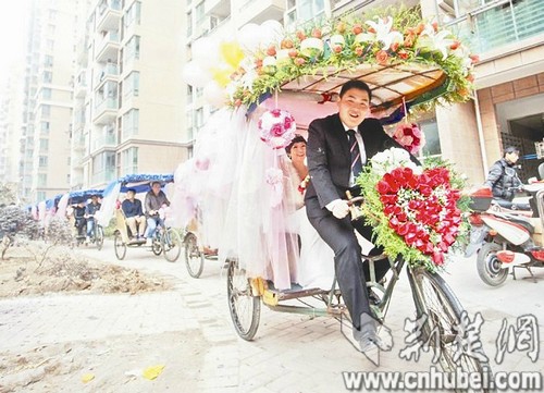 武漢城管隊(duì)員用18輛人力三輪車迎親 浪漫環(huán)保獲贊(圖)