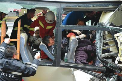 四川內(nèi)遂高速客貨車(chē)追尾19人受傷 乘客互救逃車(chē)