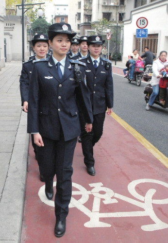 90后微笑女城管現(xiàn)福州街頭 不喜歡被叫花瓶