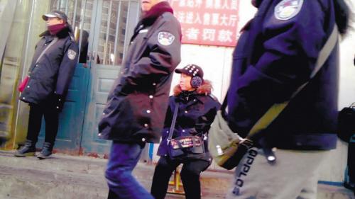 沈陽票販子穿“警服”進(jìn)站口倒賣高價票(圖)