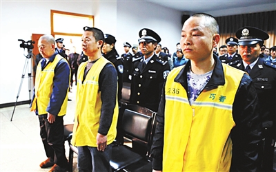 云南“巧家爆炸案”一審宣判兩被告死刑 兩被告當(dāng)庭向受害人磕仨響頭