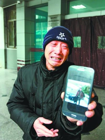 公交車(chē)上搶座位引沖突 26歲準(zhǔn)爸爸倒地身亡