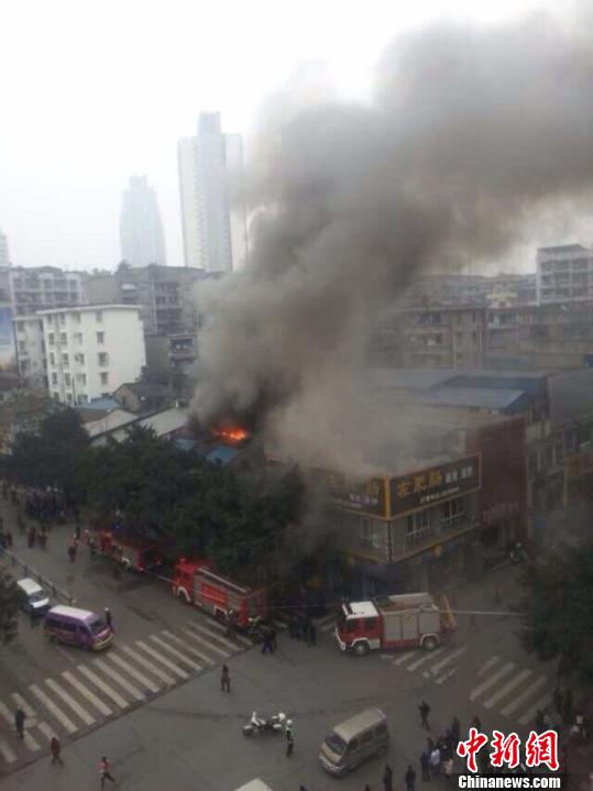 四川瀘州鬧市區(qū)起火 與去年商場爆燃事故現(xiàn)場臨街