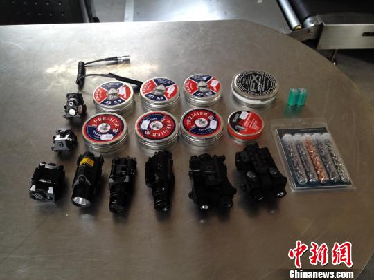 深圳：男子運動鞋中藏3855發(fā)氣槍子彈入境被拘(圖)