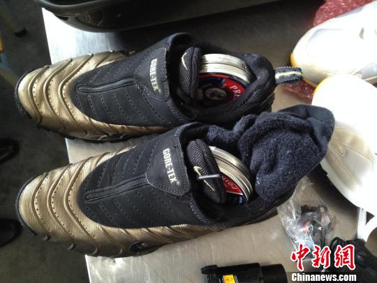 深圳：男子運動鞋中藏3855發(fā)氣槍子彈入境被拘(圖)