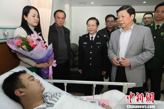 廣西邊防民警執(zhí)勤時遭歹徒擊傷 開槍擊斃1人