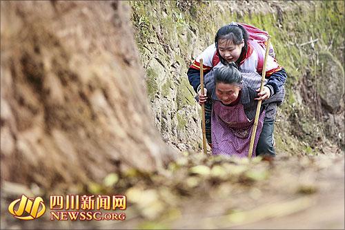 66歲老人拄拐背殘疾孫女上學(xué) 8年走6000里山路