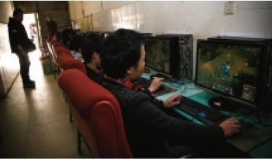 黑網吧被查 小伙為不坑隊友在警察圍觀下繼續(xù)游戲