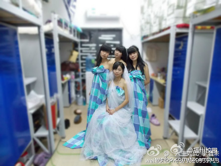 福州女大學(xué)生拍床單“婚紗”照 網(wǎng)友狂點(diǎn)贊(圖)