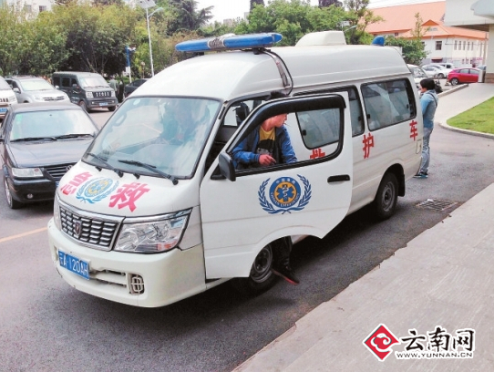 昆明山寨救護(hù)車泛濫 各大醫(yī)院病房發(fā)卡攬客