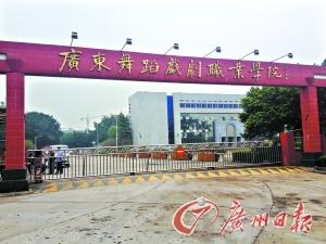 的哥因?qū)W生少付50元車費開車將其撞倒并碾壓