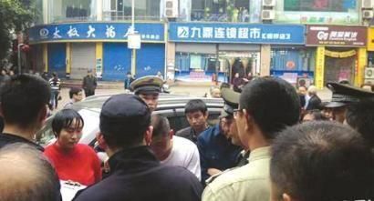 城管與菜販老人起爭(zhēng)執(zhí)遭秤砣擊中頭部倒地(圖)