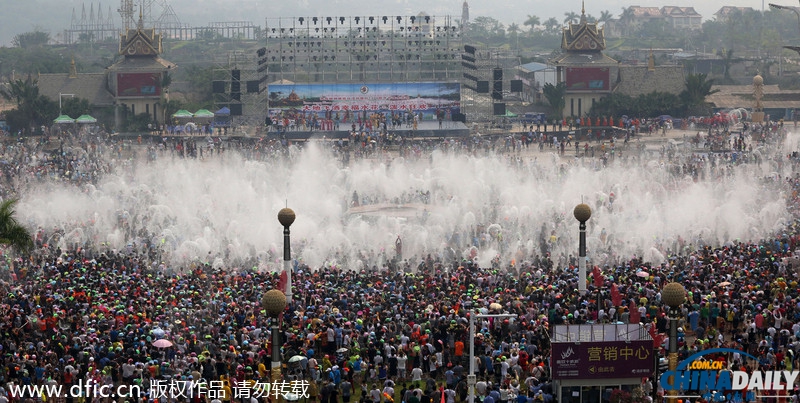 西雙版納：萬人潑水喜迎傣歷新年 歡騰場面蔚為壯觀