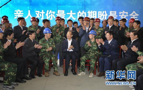 溫家寶“五一”節(jié)到保障性住房建設工地看望工人