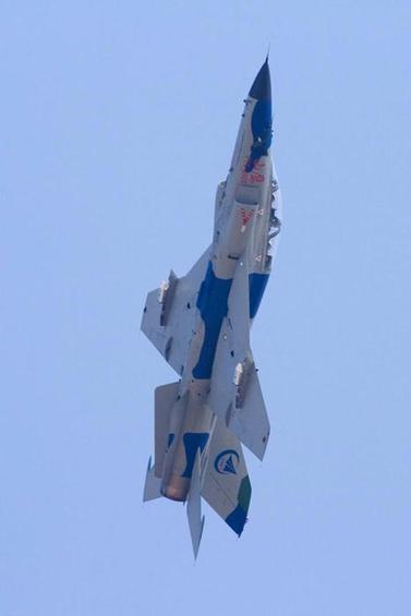 中國(guó)海軍型殲教9高教機(jī)模擬航母起降訓(xùn)練