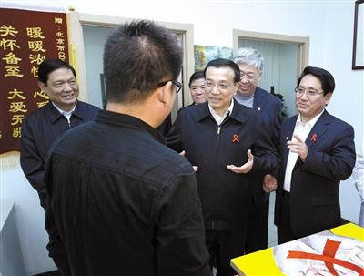 李克強(qiáng)在北京考察艾滋病防治 與感染者握手交流