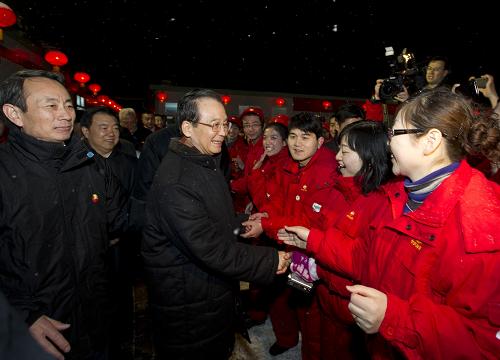 溫家寶赴長(zhǎng)慶油田看望石油工人