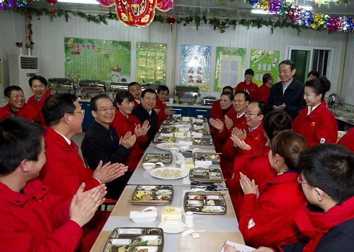 溫家寶赴長(zhǎng)慶油田看望石油工人