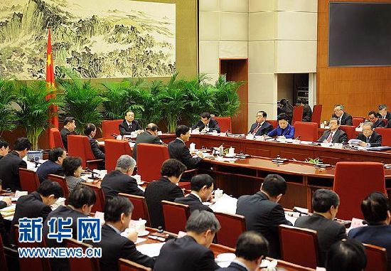 溫家寶主持召開國務(wù)院第六次全體會議