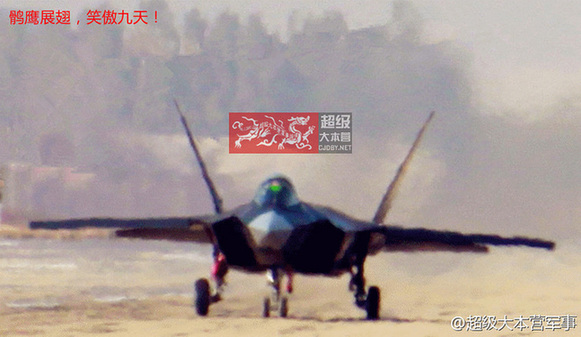 殲-31隱身戰(zhàn)機(jī)成功首飛 殲-11B空中伴飛