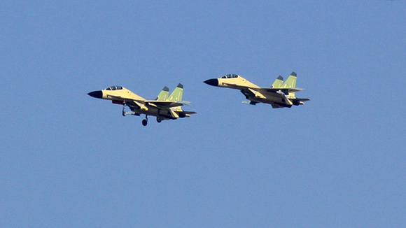 殲-31隱身戰(zhàn)機(jī)成功首飛 殲-11B空中伴飛